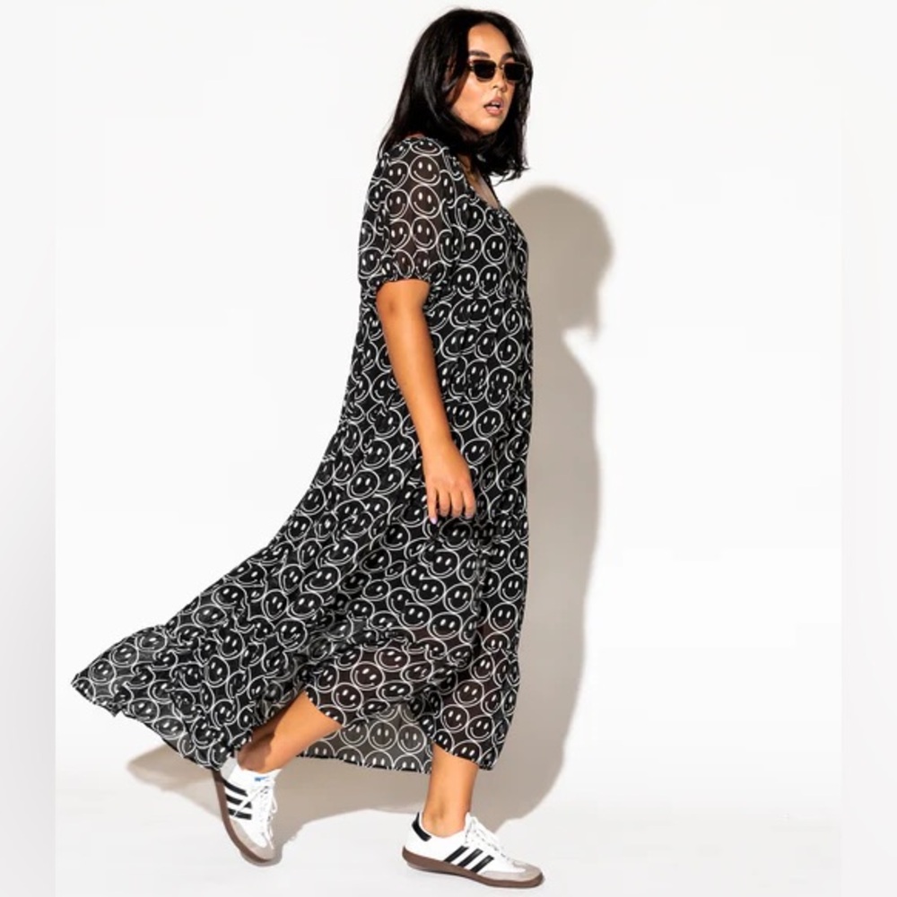 Chic Black and White Smiley Dress - Picture 3 of 8